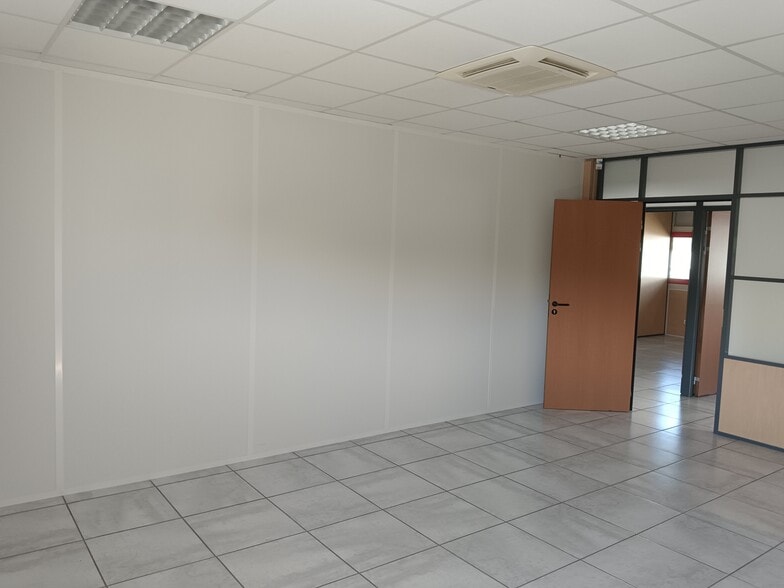Rue De Hyères, Six-Fours-les-Plages for lease - Interior Photo - Image 2 of 6