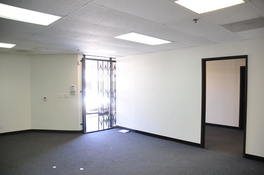 9990 Glenoaks Blvd, Sun Valley, CA for lease - Building Photo - Image 3 of 4