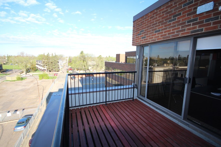 10230 142nd St NW, Edmonton, AB à louer - Photo du bâtiment - Image 2 de 4