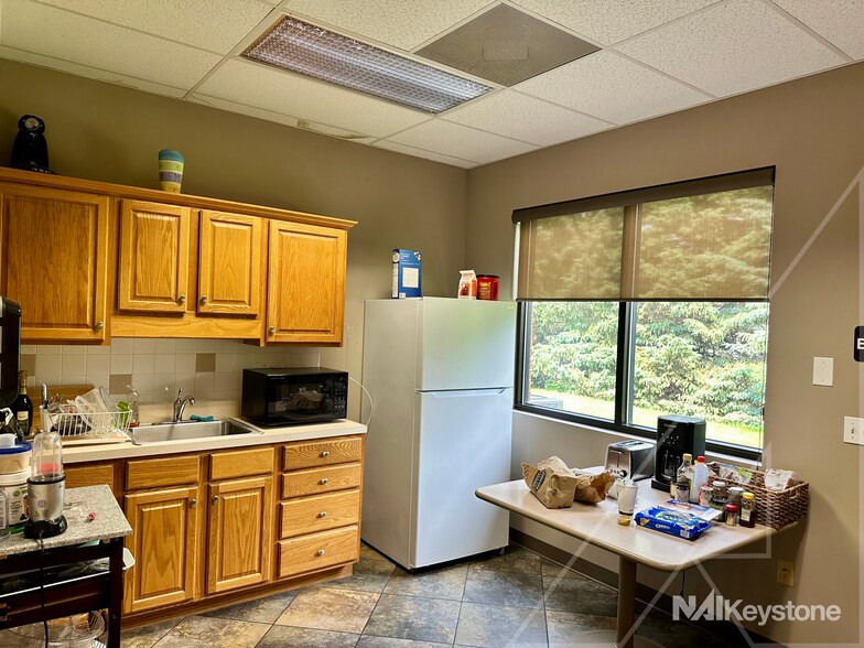 45 Commerce Dr, Wyomissing, PA à louer - Photo du bâtiment - Image 2 de 20