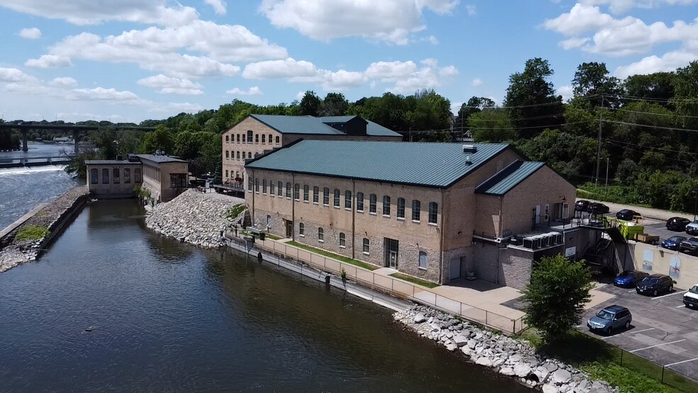 425 W Water St, Appleton, WI for lease - Building Photo - Image 2 of 12