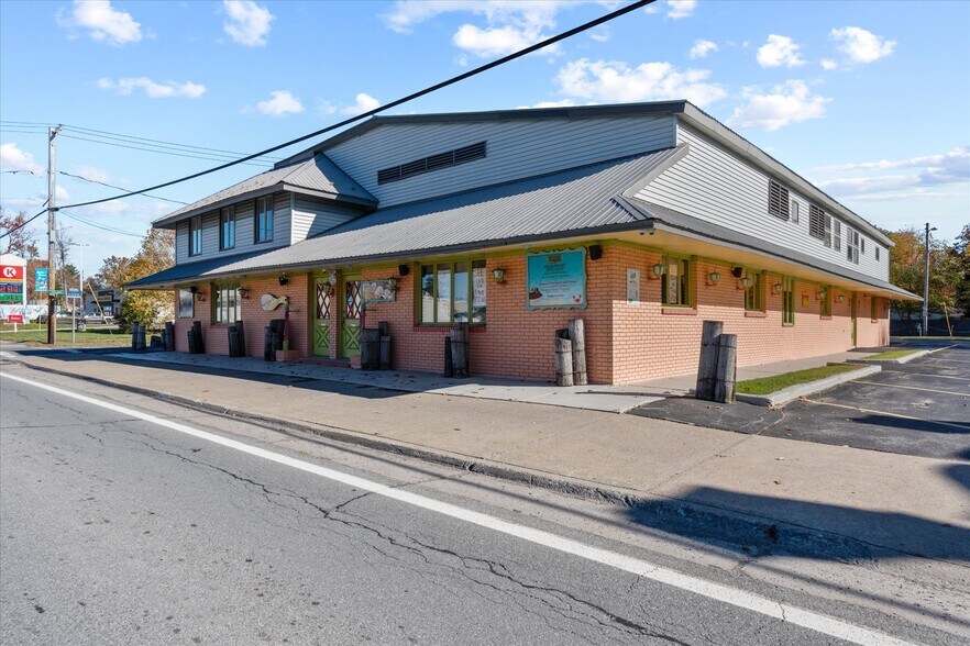 1424 Main St, Sylvan Beach, NY à vendre - Photo du bâtiment - Image 1 de 55