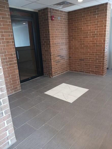 880 N York Rd, Elmhurst, IL à louer - Photo du bâtiment - Image 3 de 13