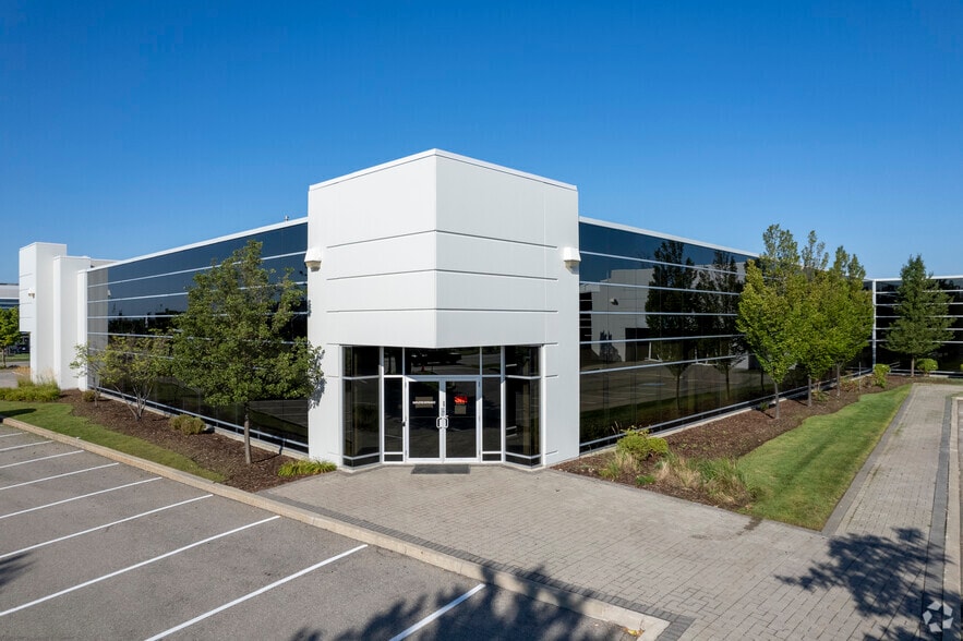 75 Courtneypark Dr W, Mississauga, ON à louer - Photo du bâtiment - Image 3 de 7