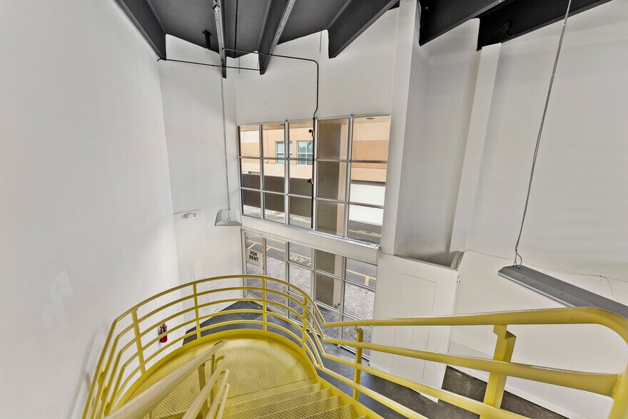 20165-20199 NE 16th Pl, Miami, FL à louer - Photo du bâtiment - Image 3 de 46