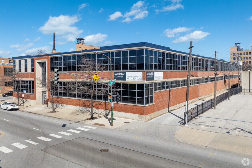 325 N Ashland Ave, Chicago, IL à louer - Photo du bâtiment - Image 2 de 17