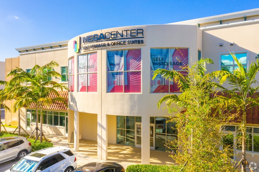 7451 Riviera Blvd, Miramar, FL à louer - Photo du bâtiment - Image 2 de 14