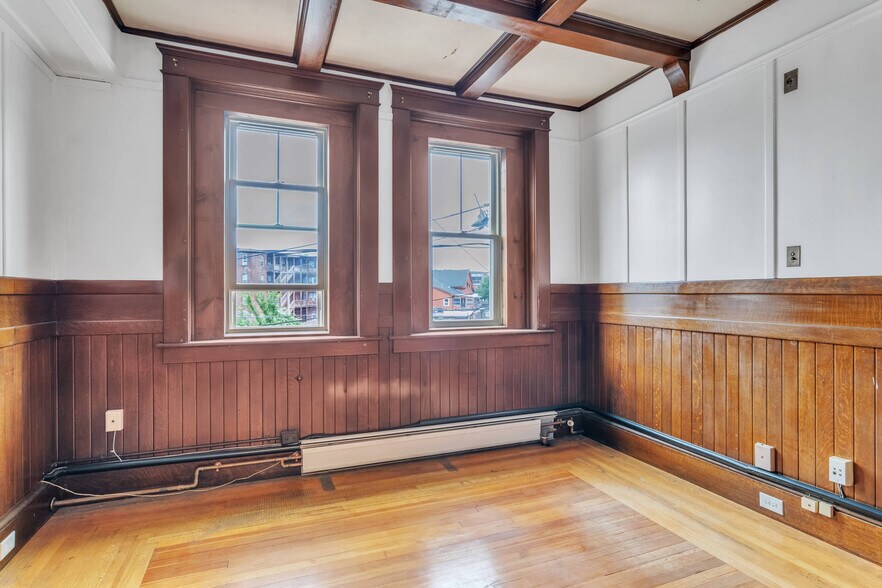 12 Crescent St, Holyoke, MA à vendre - Photo du bâtiment - Image 3 de 13