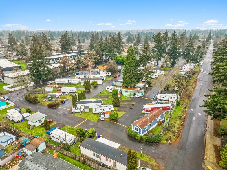 Tall Firs and Lantern Lane portfolio of 2 properties for sale on LoopNet.ca - Building Photo - Image 3 of 10