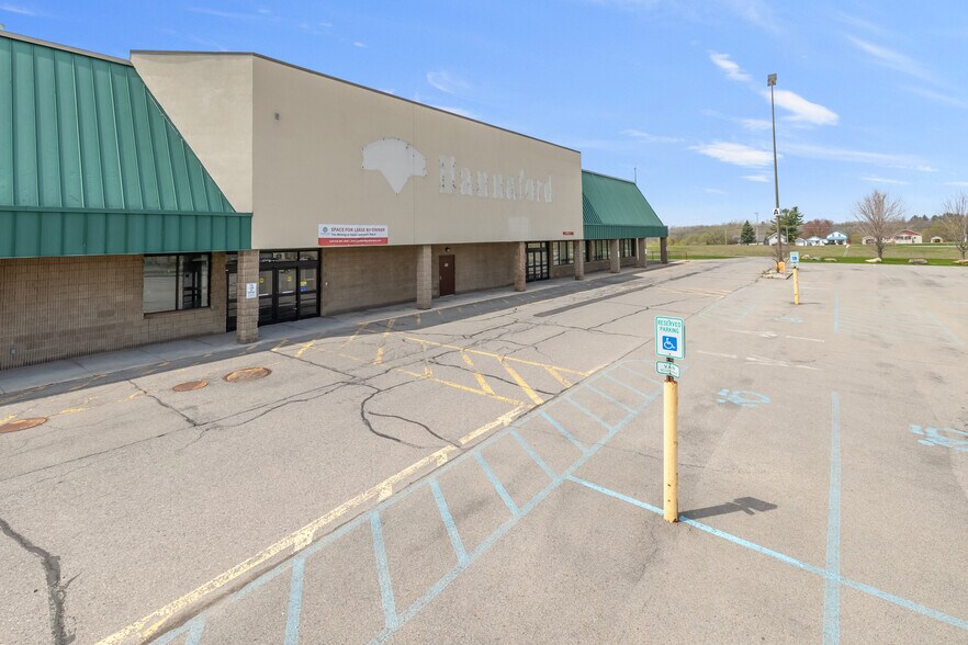 6100-6180 St. Lawrence Centre, Massena, NY à vendre - Photo du bâtiment - Image 3 de 7