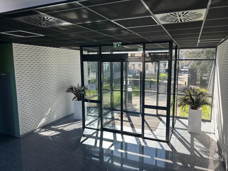 11 Avenue Andre Roussin, Marseille à louer - Hall d’entrée - Image 3 de 9