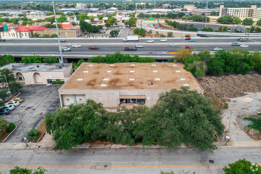 523 Urban Loop, San Antonio, TX à louer - Photo du bâtiment - Image 3 de 24