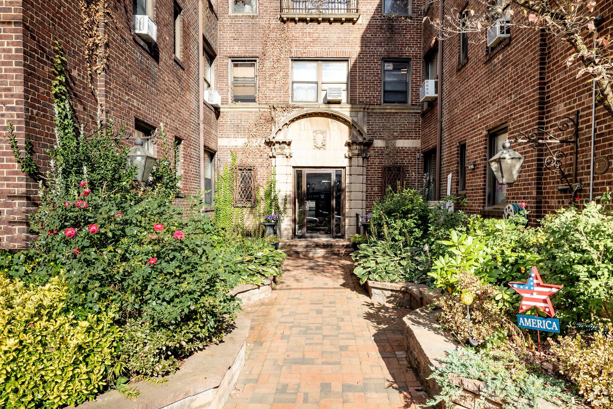 7 Bond St, Great Neck, NY for lease Primary Photo- Image 1 of 31