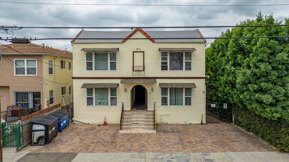 1211 N Kenmore Ave, Los Angeles, CA à vendre - Photo du bâtiment - Image 2 de 22