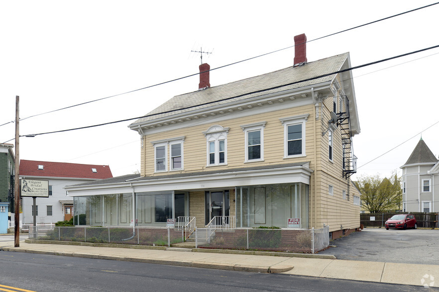 574 Main St, Pawtucket, RI à vendre - Photo principale - Image 1 de 1