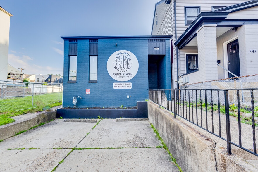 745 E Warrington Ave, Pittsburgh, PA for lease - Building Photo - Image 3 of 31