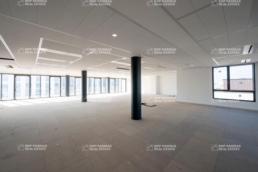 7 Rue Stephenson, Montigny-le-Bretonneux for lease - Interior Photo - Image 2 of 10