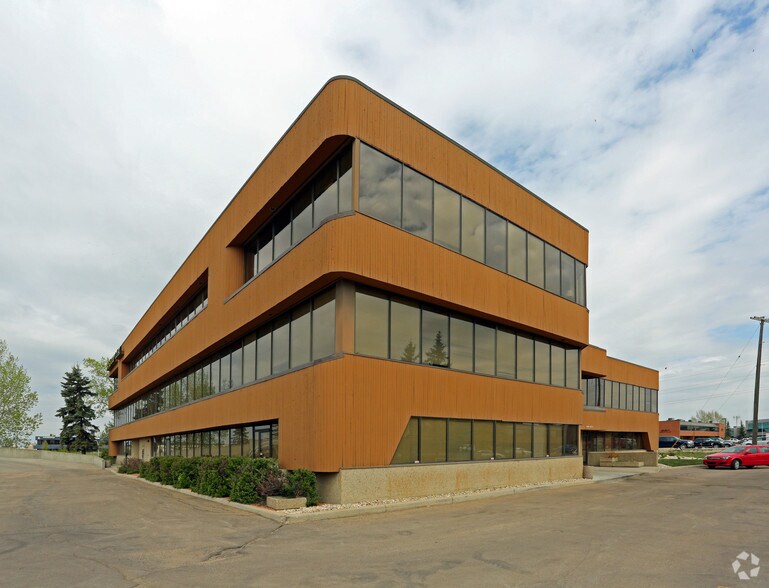 4220 98th St NW, Edmonton, AB à louer - Photo du bâtiment - Image 3 de 5