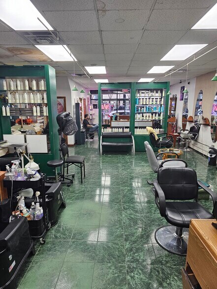 11505 Liberty Ave, South Richmond Hill, NY à louer - Photo du bâtiment - Image 2 de 3