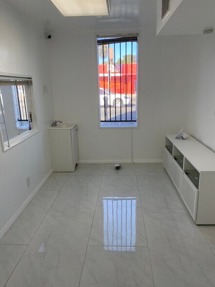 14622 Victory Blvd, Van Nuys, CA à louer - Photo intérieure - Image 3 de 6