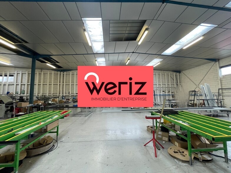 Industrial in Vitrolles for lease - Building Photo - Image 1 of 10