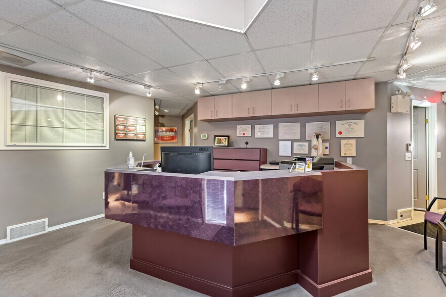 5600 Elbow Dr SW, Calgary, AB à vendre - Photo du bâtiment - Image 3 de 13