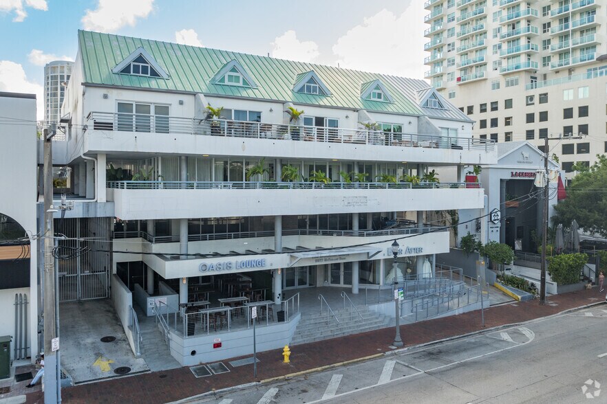 2977 McFarlane Rd, Coconut Grove, FL à louer - Photo du bâtiment - Image 3 de 4