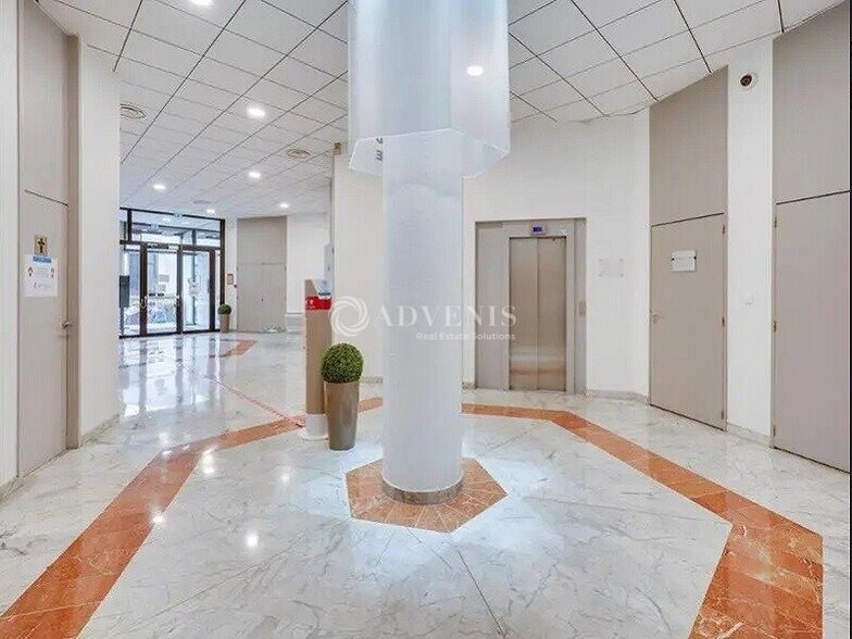 9 Avenue Du Marais, Argenteuil for sale - Lobby - Image 2 of 8