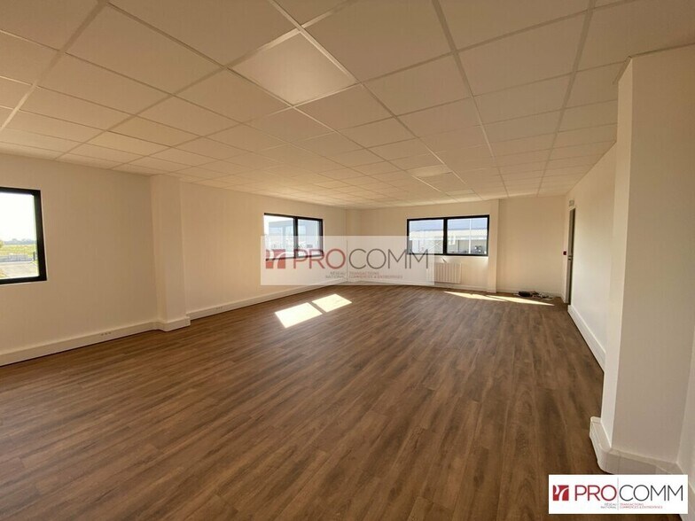 Flex in Chartres for lease - Interior Photo - Image 1 of 6