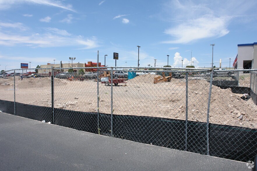 7411 N Mesa St, El Paso, TX à vendre - Photo du bâtiment - Image 2 de 4