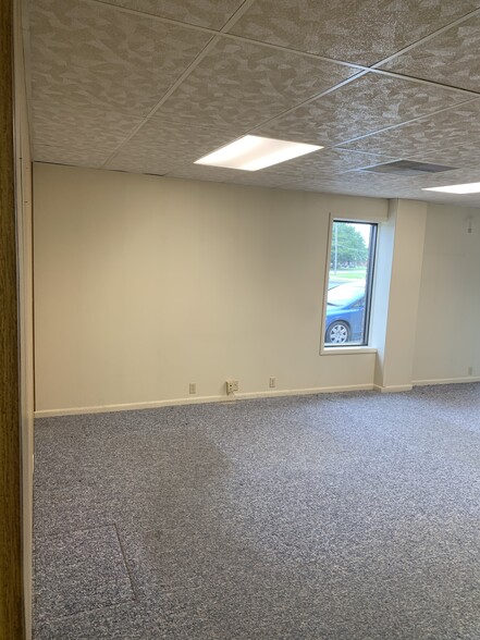 817 Kilbourne St, Bellevue, OH for lease - Interior Photo - Image 3 of 79