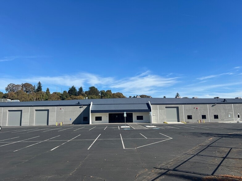5230 N Basin Ave, Portland, OR for lease - Building Photo - Image 2 of 8