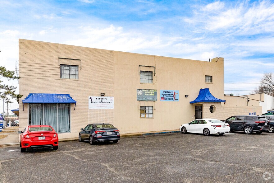 1 Fulton Ave, Hempstead, NY à vendre - Photo du bâtiment - Image 2 de 6