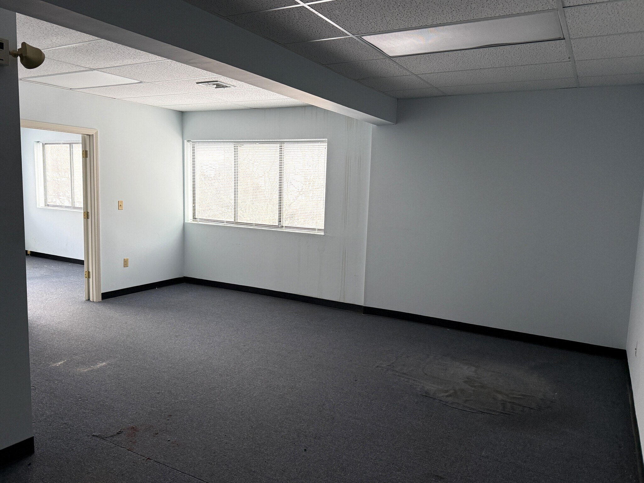 15R Hartford Ave, Granby, CT à louer Photo intérieure- Image 1 de 4