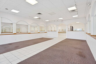 220-290 Hawthorn Rd, Vernon Hills, IL for lease Interior Photo- Image 2 of 6