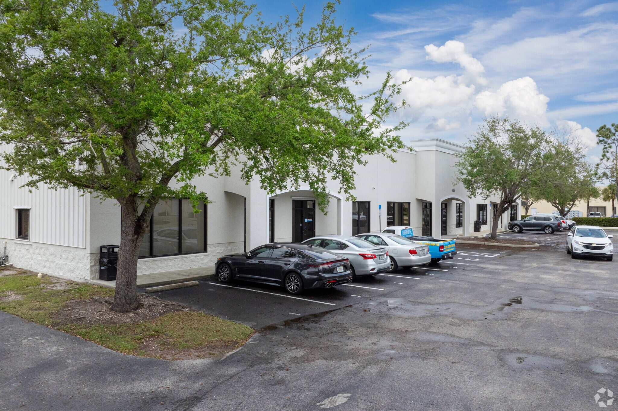 5 unit Industrial Condos portefeuille de 3 propriétés à vendre sur LoopNet.ca Photo du bâtiment- Image 1 de 10