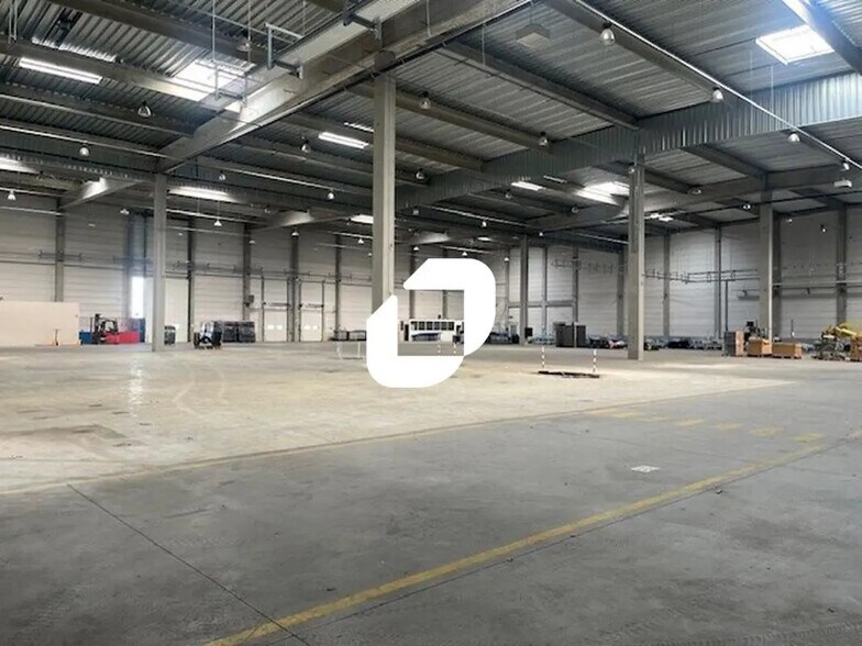 Industriel dans Saint-Priest à louer - Photo du bâtiment - Image 2 de 9