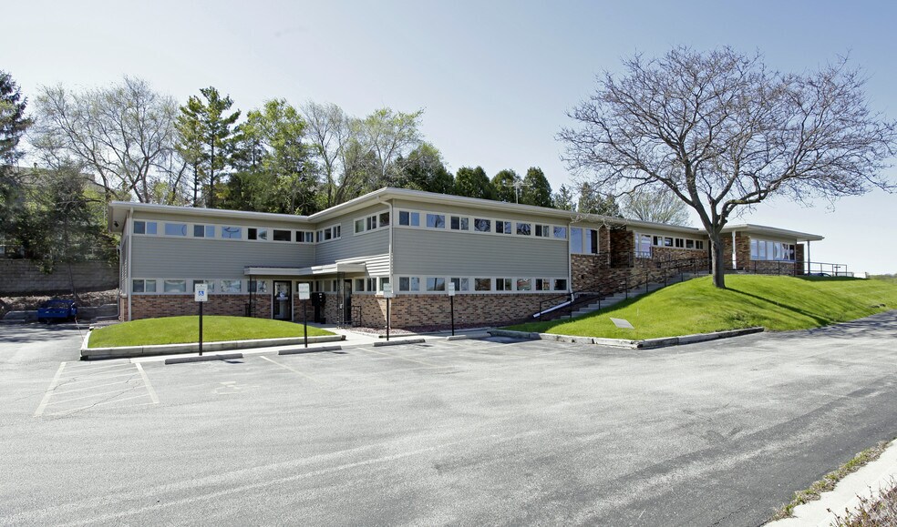 N84W15787 Menomonee Ave, Menomonee Falls, WI à louer - Photo du bâtiment - Image 2 de 5