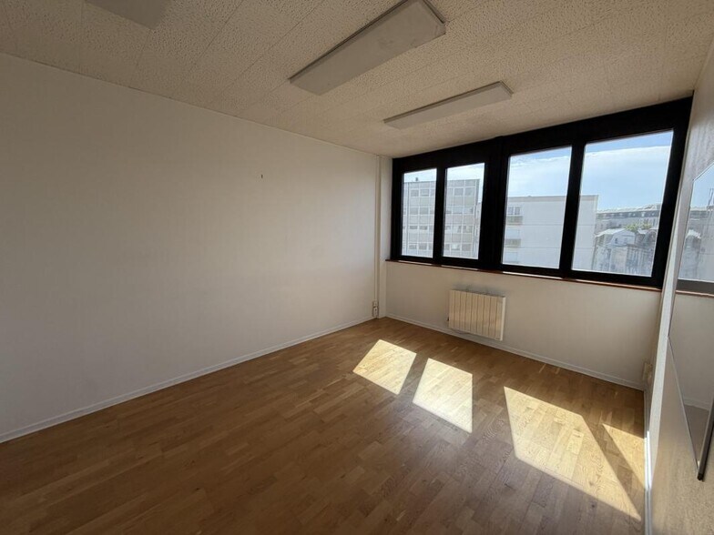 Bureau dans Chartres à louer - Photo du bâtiment - Image 2 de 9
