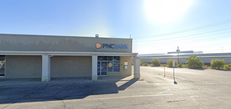 2435 N Sherman Dr, Indianapolis, IN à louer - Photo du bâtiment - Image 1 de 1