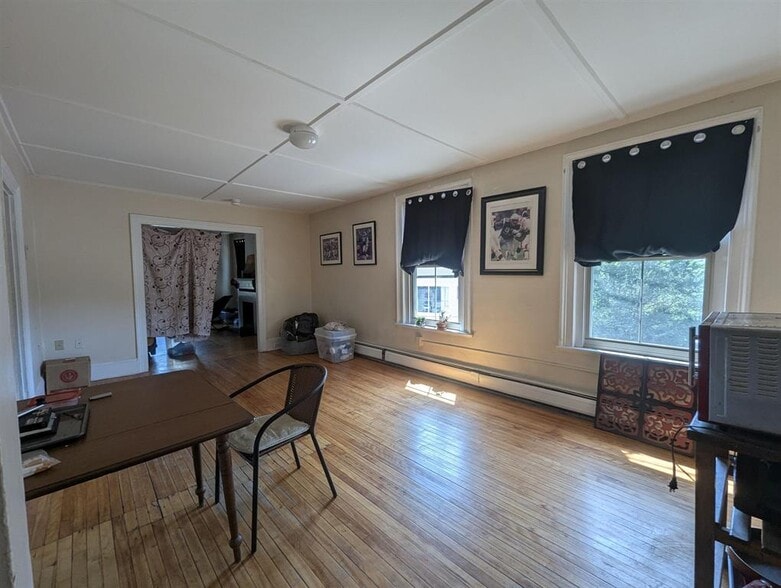 2 Valley St, Springfield, VT à vendre - Photo du bâtiment - Image 2 de 29