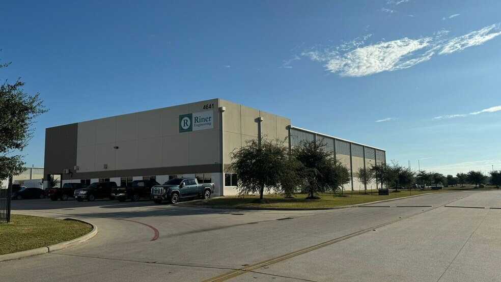 4641 Kennedy Commerce Dr, Houston, TX à louer - Photo du bâtiment - Image 1 de 11