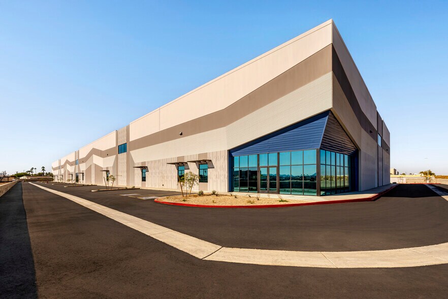 725 N Eliseo C. Felix Jr Way, Avondale, AZ à louer - Photo du bâtiment - Image 3 de 22