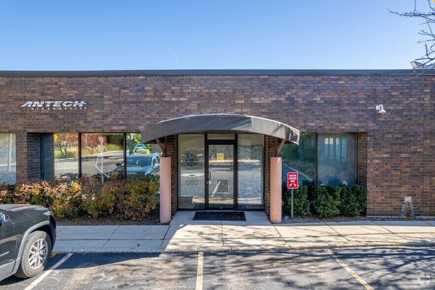 2605 W 22nd St, Oak Brook, IL à louer - Photo du bâtiment - Image 1 de 8