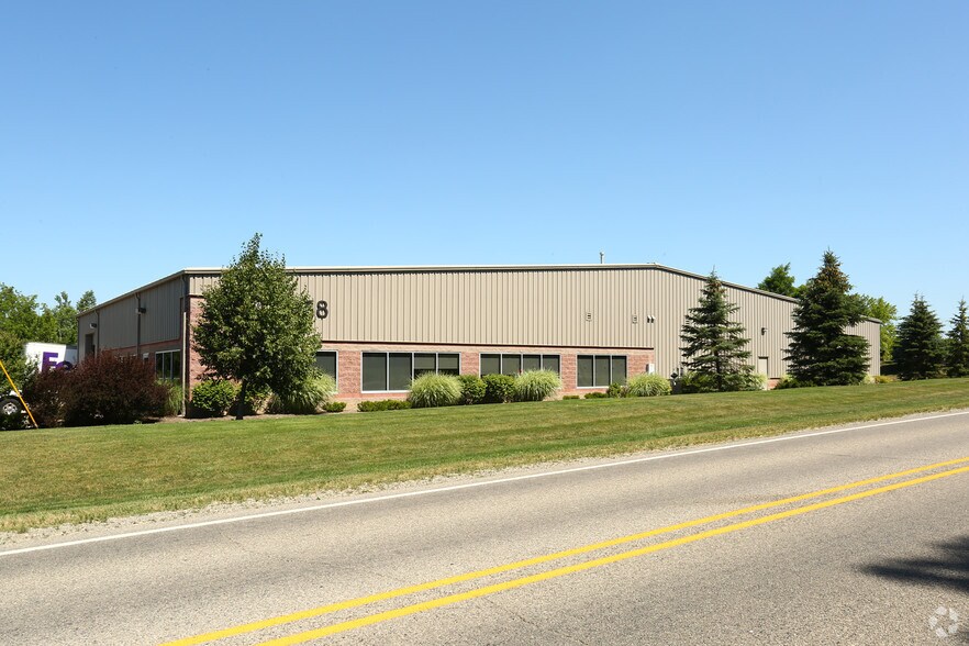 12238 N Fenton Rd, Fenton, MI à louer - Photo du bâtiment - Image 2 de 4