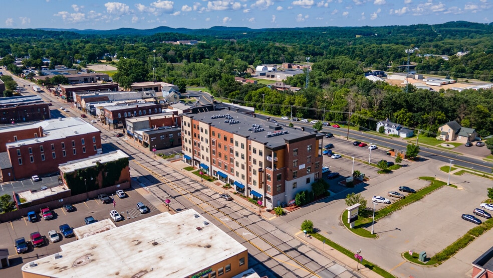 503 Broadway St S, Menomonie, WI à louer - Photo du bâtiment - Image 1 de 9