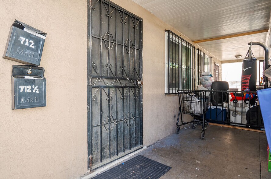 712 W 40th Pl, Los Angeles, CA à vendre - Photo du bâtiment - Image 3 de 11