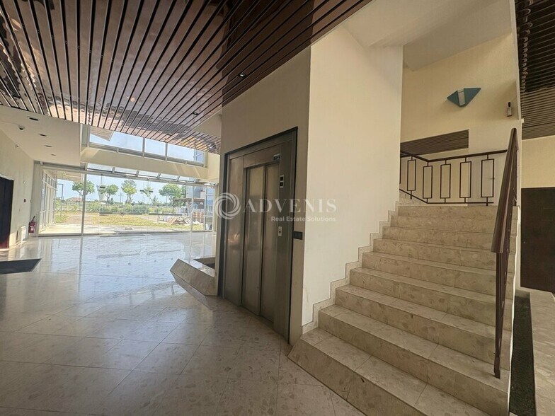 Office in Les Essarts-le-Roi for lease - Lobby - Image 2 of 7