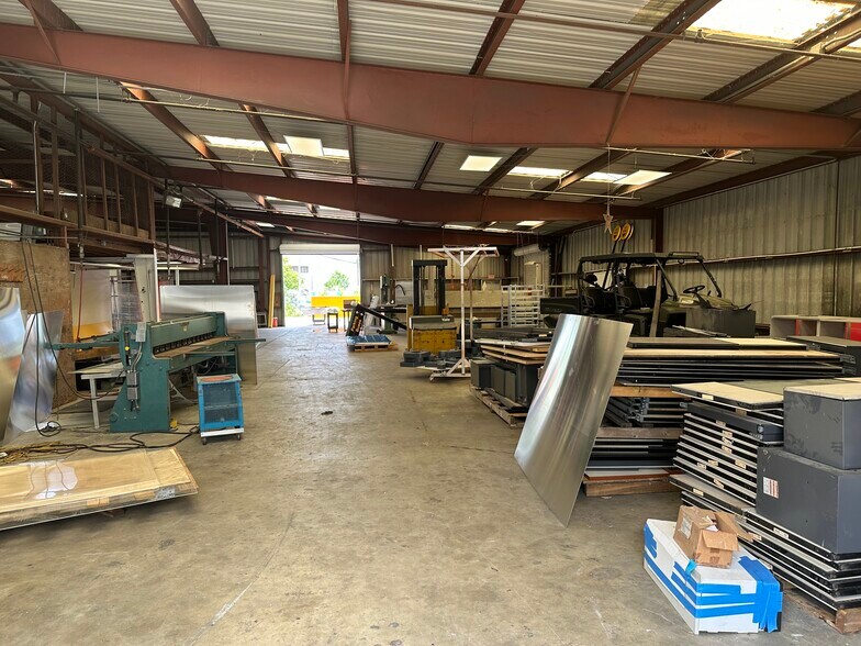 1730 Hill Ave, Mangonia Park, FL for lease - Interior Photo - Image 3 of 7