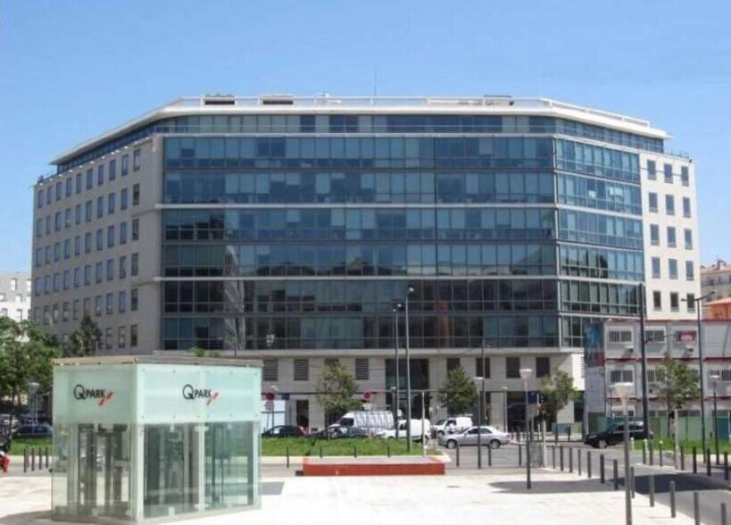 2-4 Place Laurent D'Arvieux, Marseille à louer - Photo du bâtiment - Image 1 de 2